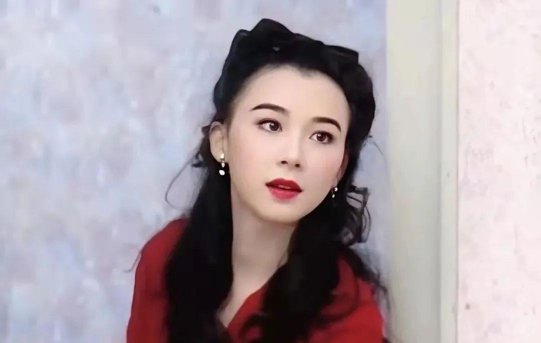 黄奕|女星们的颜值随时间有变动，黄奕脸僵，秦海璐逐渐变美