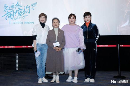 贾玲|贾玲150斤抗冻！穿卫衣半身裙出席首映礼好清凉，脖子三层肉快比脸粗