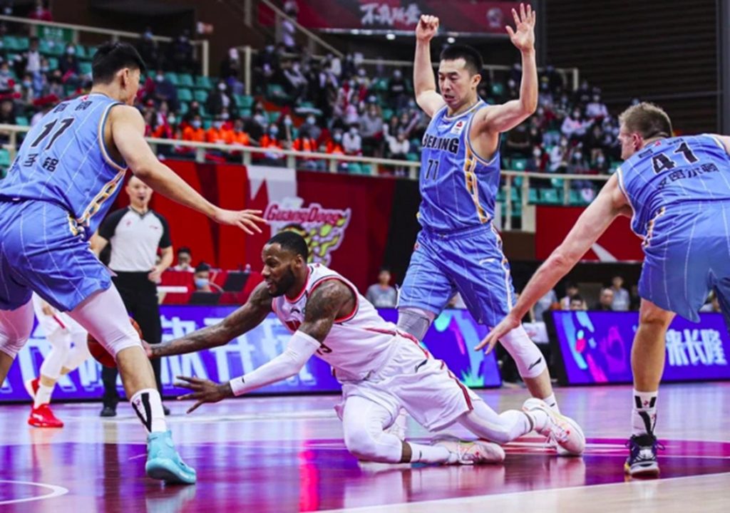 广东男篮|一人拯救一支球队!威姆斯准绝杀让杜锋忘情庆祝,场外同样是榜样