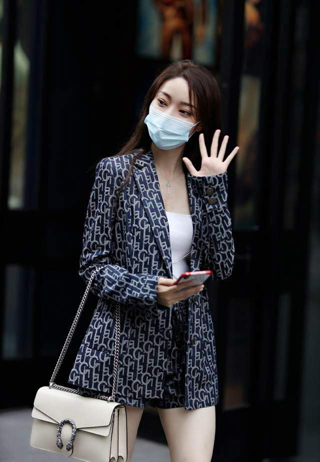 小姐姐|小姐姐穿职业装真有气质，大长腿尽显女性魅力！你们觉得好看吗