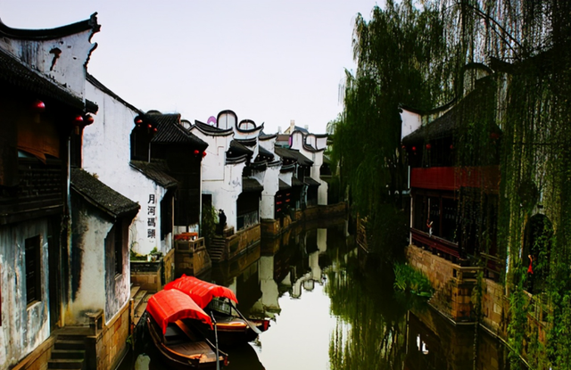 若珍|浙江嘉兴一古镇，有着粽子博物馆，夜晚月亮倒在河中，幽美静谧