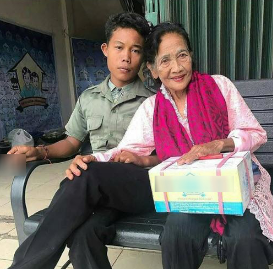 睹图 16岁小伙花92元彩礼娶7旬老妇,曾担心妻子不忠将她关在家里