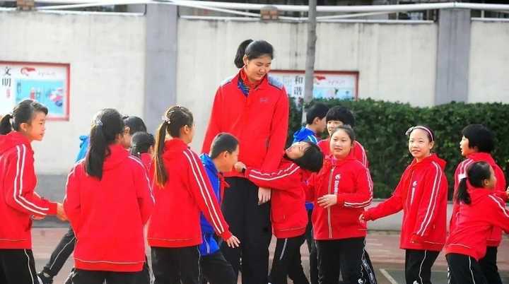 姚明|14歲“女版小姚明”，小試牛刀豪取42分25板，身高超姚明仍在長高