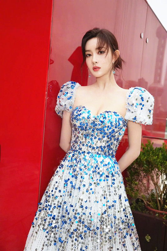 全球时尚号 “北影校花”孟子义开放了，穿大方领裙装秀美肩，蓝色宝石真奢华