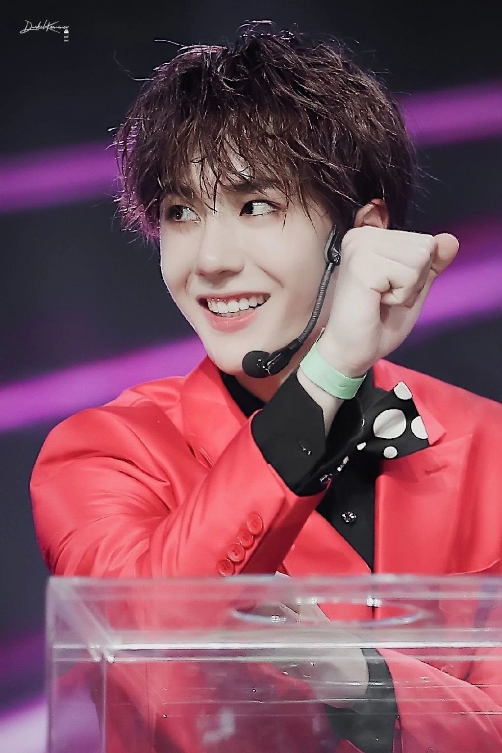 王一博|王一博壁纸：朗朗少年清俊有颜，宽肩长腿龙章凤资