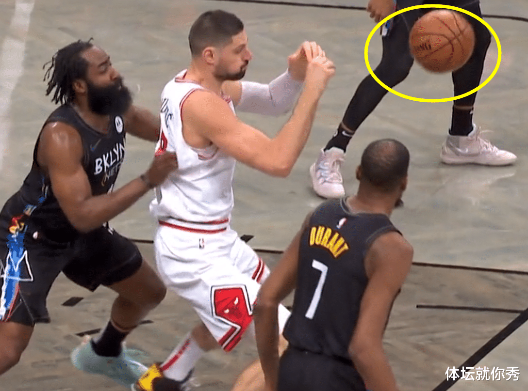 詹姆斯·哈登|真硬！2米11中鋒背打哈登，一頂沒動(dòng)，再打球沒了，哈登鬼手搶斷