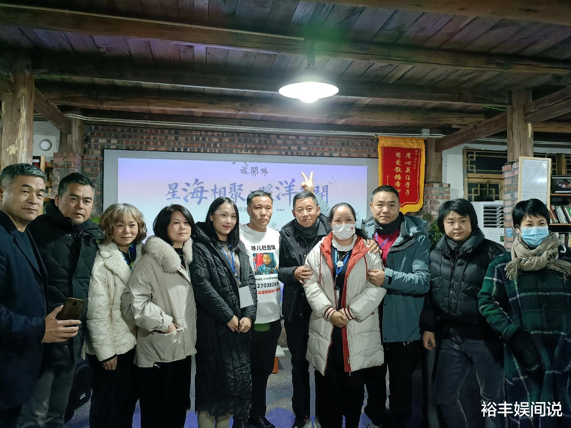 |偶遇孙卓孙辉兄弟俩逛公园，孙卓拿烤肠吃，孙辉手持玩具斧劲霸气