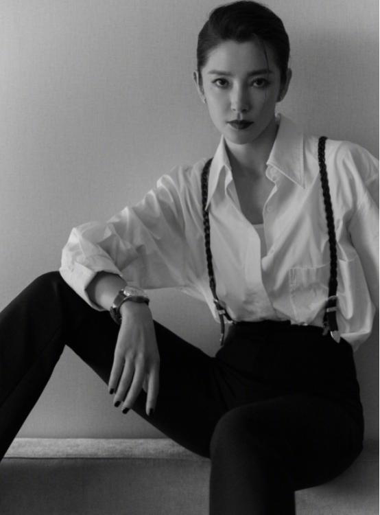 张雨绮|48岁李冰冰入驻直播平台!礼裙领口开到肚脐眼,因太过性感被举报