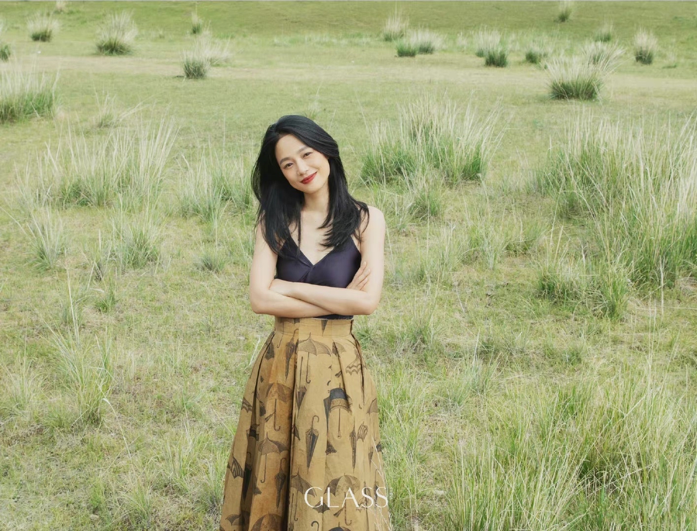 哚乐Like时尚 姜文老婆可真美，周韵抹胸红裙秀曼妙身姿，冷淡的妩媚好迷人
