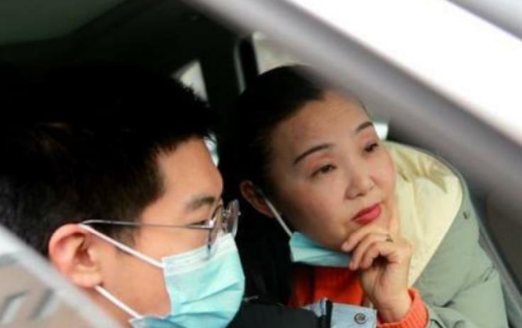 |想红想疯了?孙卓养姐晒奖状怀念从前,涨粉4万被骂到清空动态