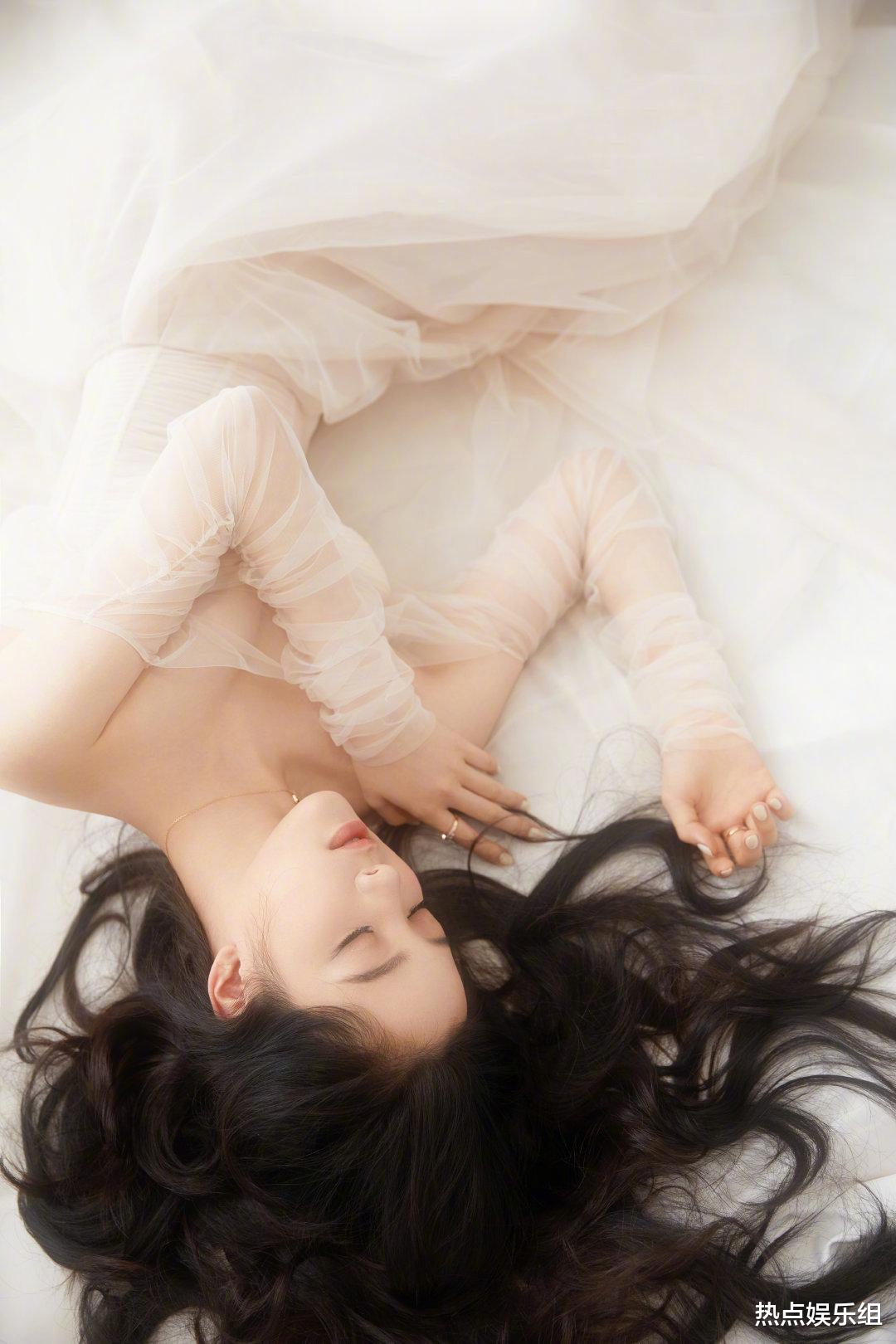 欧阳娜娜|欧阳娜娜放飞自我，身着白纱裙出镜格外妖娆，和之前人设呈反差萌