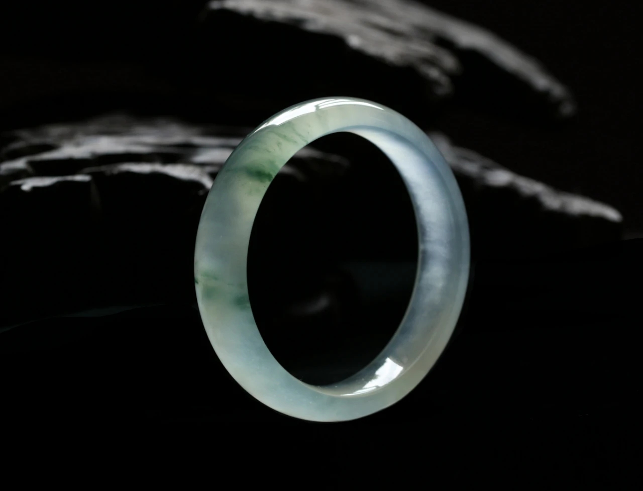 翡翠|翡翠，缘何能护主？