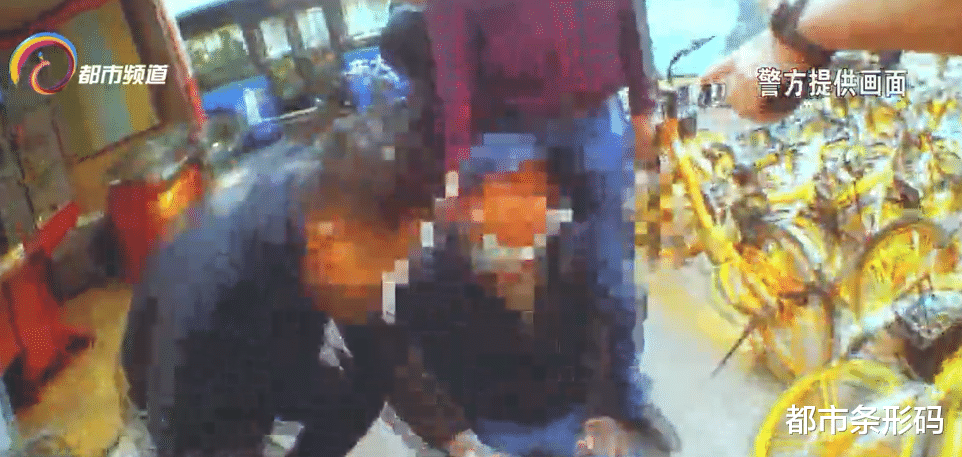 都市条形码 街头寻找目标偷手机 四名小偷同一天落网