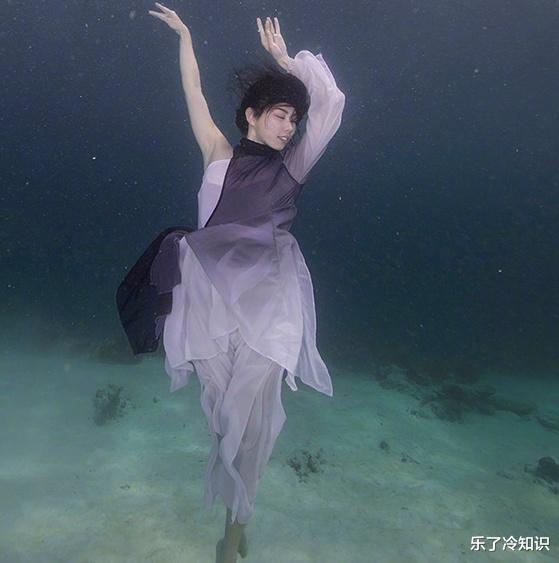 |水下飞天女演员何灏浩，开心到土拨鼠尖叫，回应被华春莹转发