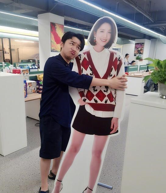 心悦雅萌|王祖蓝:夫妻小别34天,看到商场李亚男的人形立牌牢牢抱住不松手