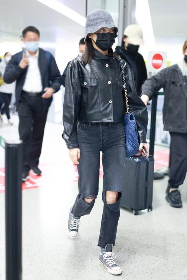 全球时尚号 辛芷蕾瘦了之后真好看,西装吊带挺性格,黑色丝袜秀太夸张