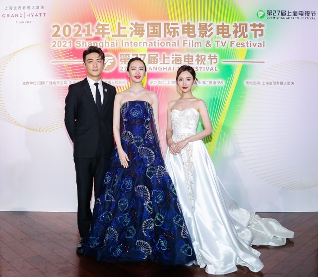 BiuFashion 撞脸章子怡的童瑶气质真好,裙装搭配端庄大气,个性十足有女人味