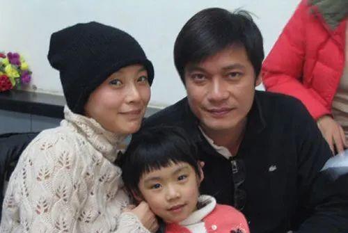 一只麦兜 58岁罗嘉良现身商演，身材高大潇洒，给打扮富贵的中年女性伴舞