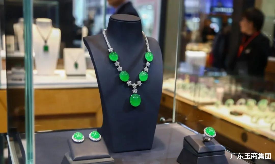 翡翠|翡翠要怎么摆才更吸引人？学到了！