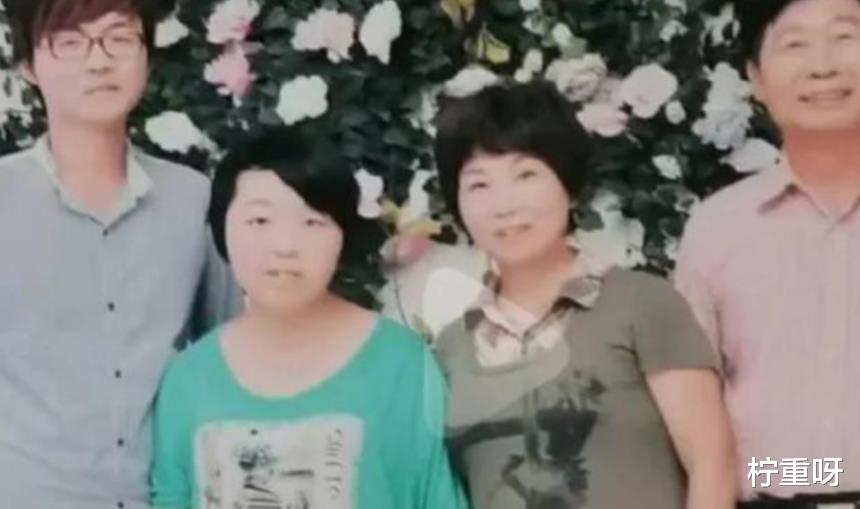 柠重呀 继田静晒家人温馨画面后，杜新枝一家也晒全家福，女儿女婿很幸福