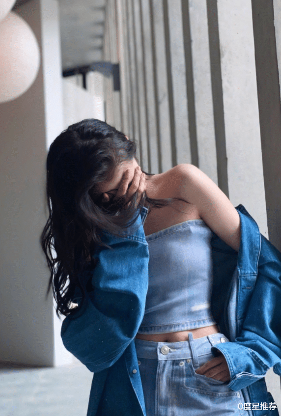 关晓彤|鹿晗不管管关晓彤？穿50厘米抹胸秀身材，男粉眼睛都看直了