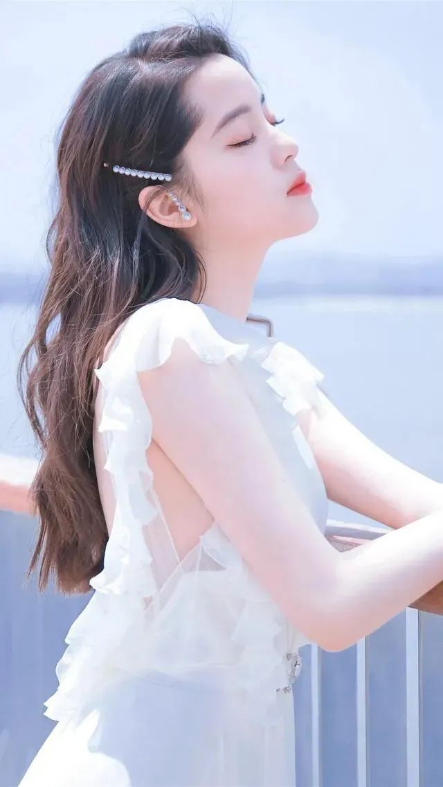 张哲瀚|欧阳娜娜，身材丰满，长腿女神，好想娶她