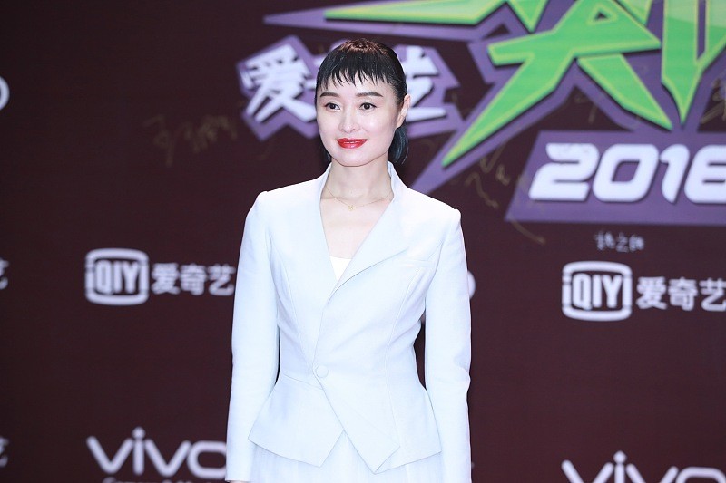 长裙 吴越是气质型美女，穿的长裙看着就优雅，但发型奇怪略尴尬