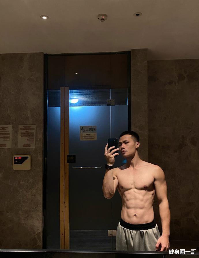 健身圈一哥 是篮球教练也是健身达人,撸铁锻造出霸气腹肌,麒麟臂健壮给力!