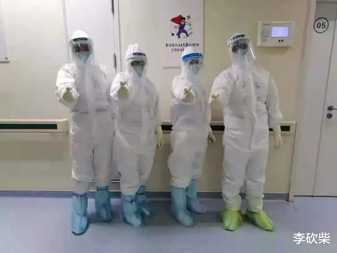 兰州|2021年6月，梁小霞的母亲揭开女儿的雕像，她双手久久不愿放下