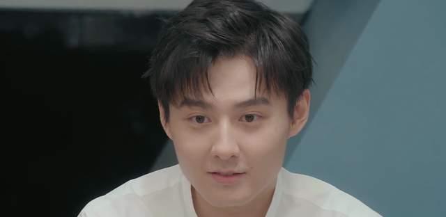 时尚百搭说|心动的信号男一强攻女二：送排队2万号的奶茶，放话银行卡拿去刷