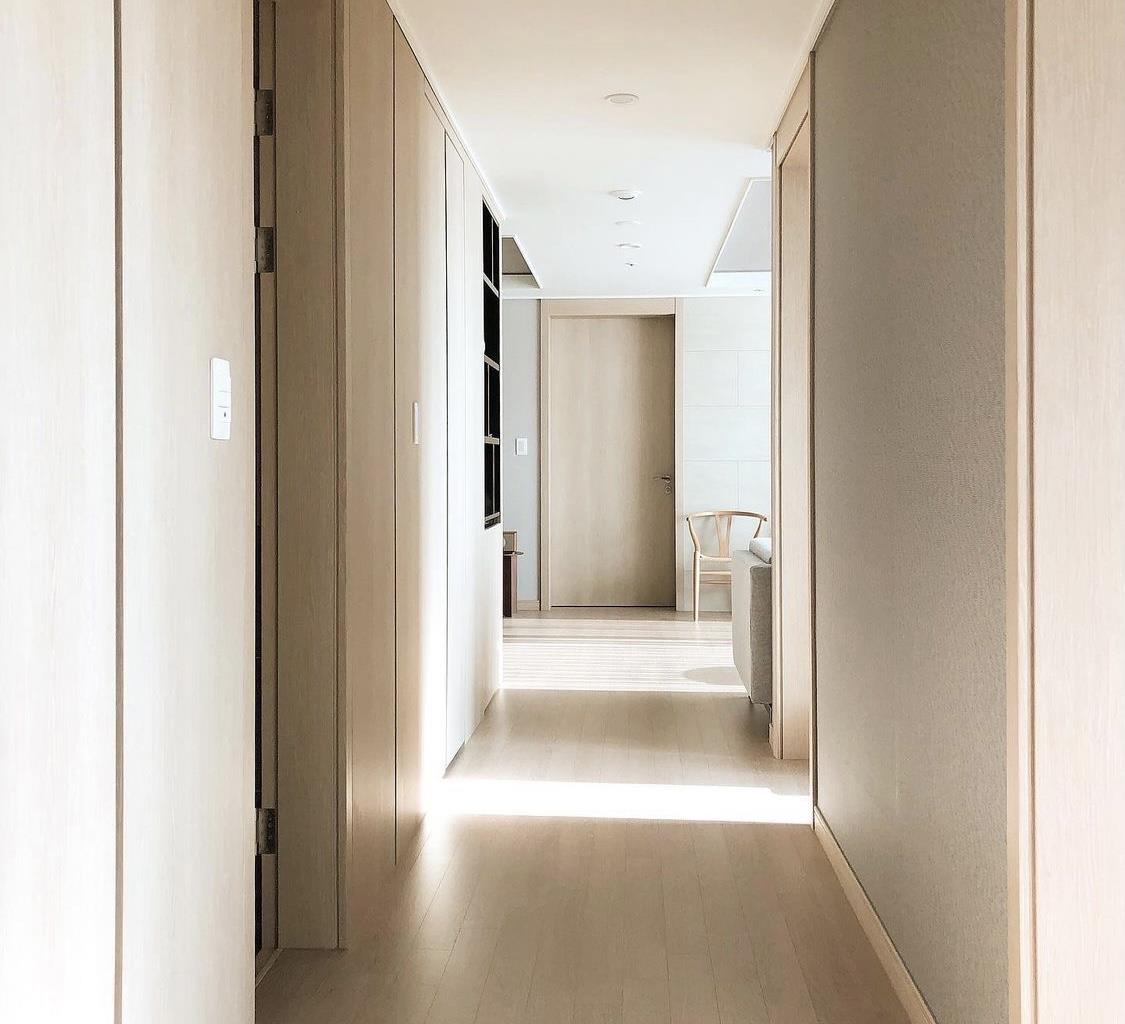 她家,不像是干净,更像是在展示艺术!网友:越简单,越高级!