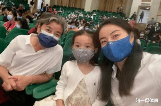 郭晶晶|郭晶晶儿子有多优秀？仅8岁亮相音乐会，一身礼服牵着妹妹太绅士