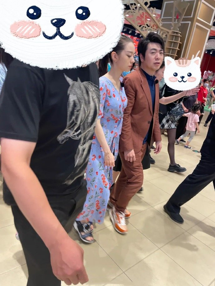 猫姐穿搭经|郎朗夫妇商场被偶遇，生图下吉娜高发际线抢镜，穿裙子真有女人味