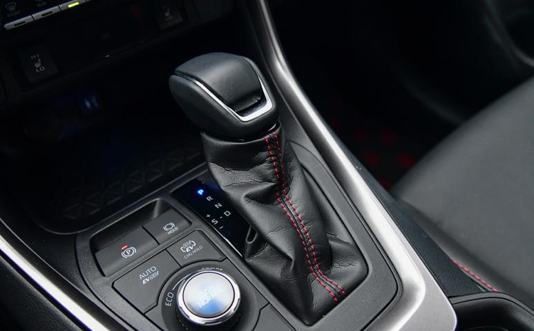 我已是短发|开惯奥迪Q5L，再开朋友的威兰达，发现丰田确实很适合家用