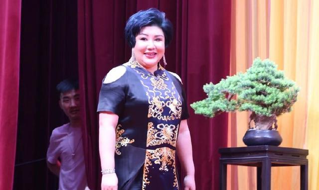 郭德纲|郭德纲妻子王惠深夜寻人，众徒弟纷纷转发，得知真相暖人心