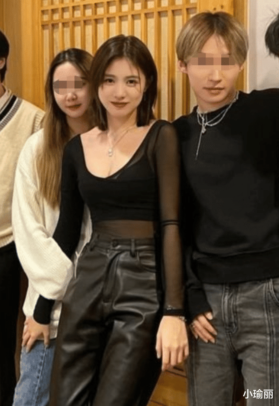 汪峰|汪峰大女儿私下照片曝光！透视低领上衣配皮裤，与异性贴身合影