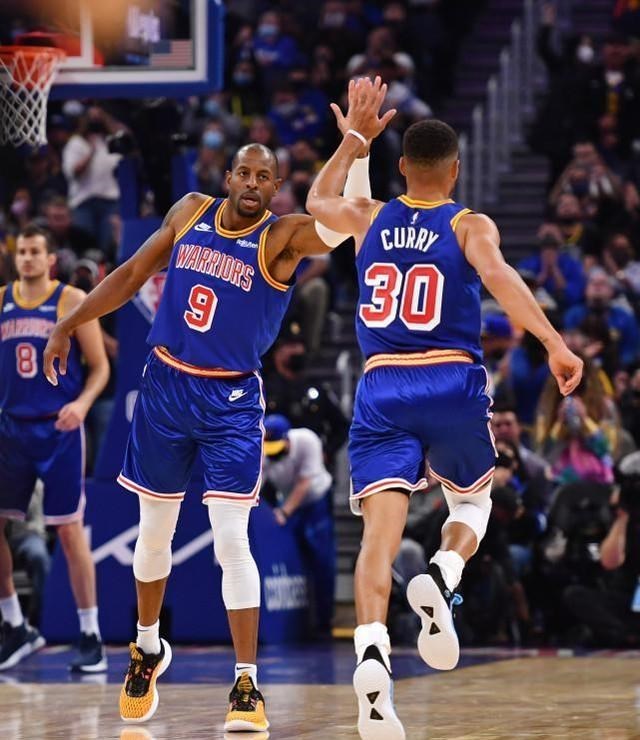 斯蒂芬·庫(kù)里|媲美喬丹！庫(kù)里45+10刷新多個(gè)紀(jì)錄，詹皇被其折服連發(fā)五個(gè)感嘆號(hào)