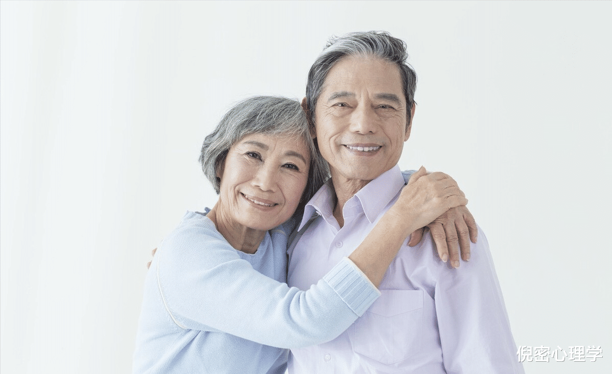 倪密心理学 大爷：不搭伙不领证，不请保姆不去养老院，而是选择新型养老方式