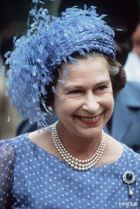 李沁|英王室羽毛帽：女王戴上优雅满分，尤金妮公主戴上却变成紫菠萝