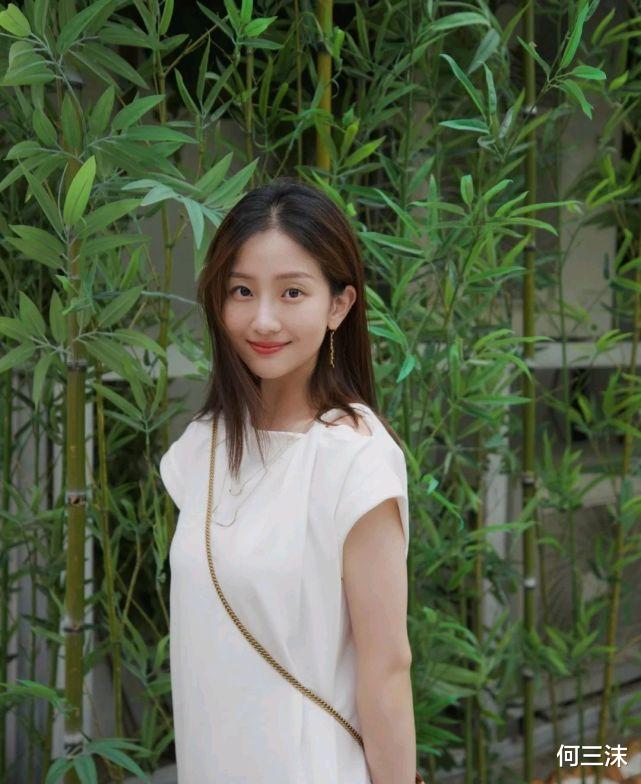 何三沫|在炎热的夏季，可以选择干干净净的穿搭，清纯又不失高级