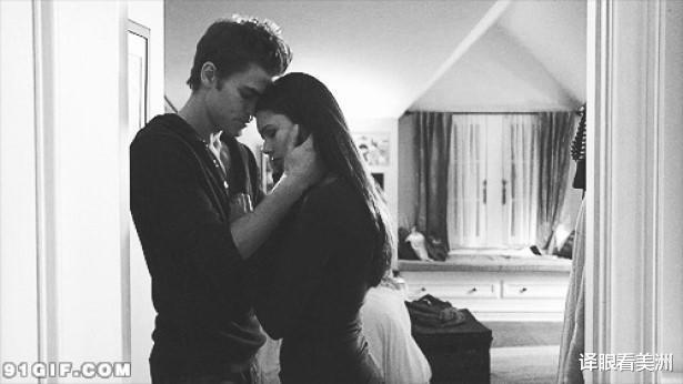 译眼看美洲 美国嫩牛逆袭：19岁小伙72岁老太忘年恋结婚，年龄相差53岁