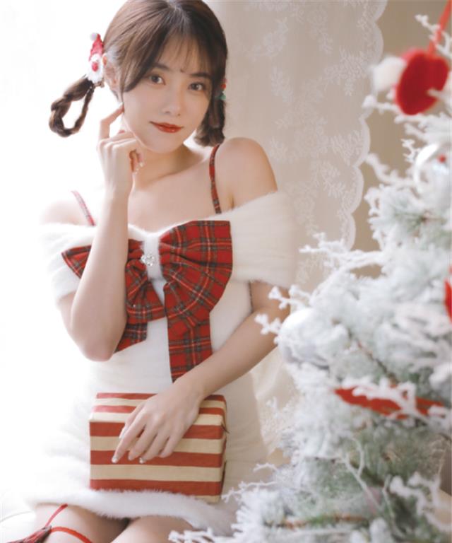 秦岚|三位女主持节日打扮，看到小钰新造型rookie吃醋撒娇：我只有暗夜