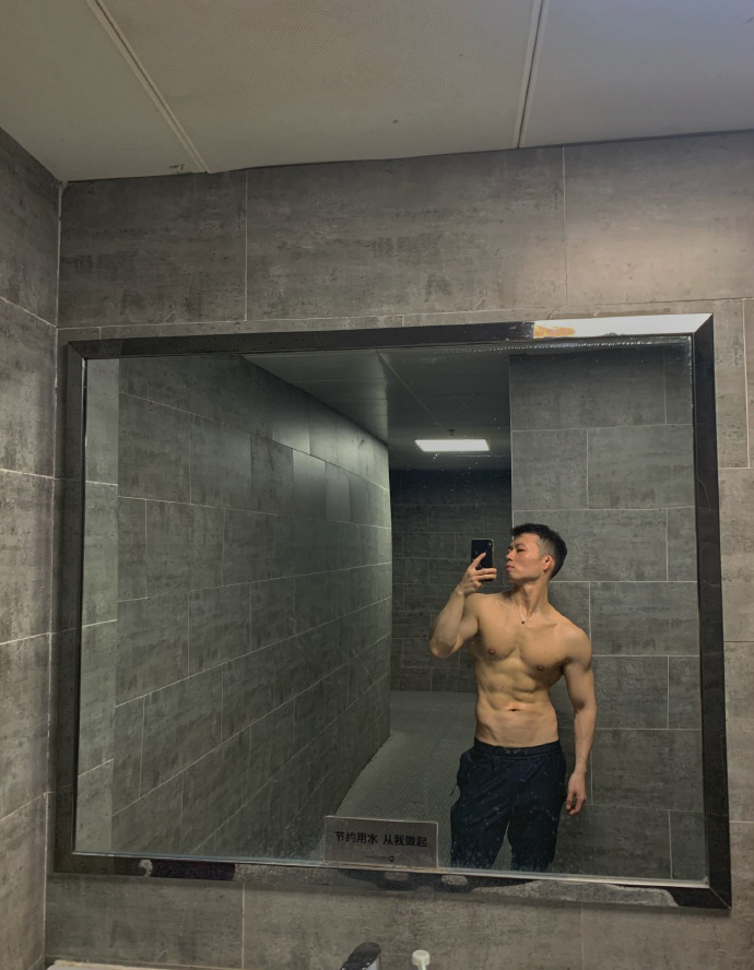 健身圈一哥|32岁的武汉大男孩，用挥汗如雨的训练，雕刻出令人生羡的人鱼线！