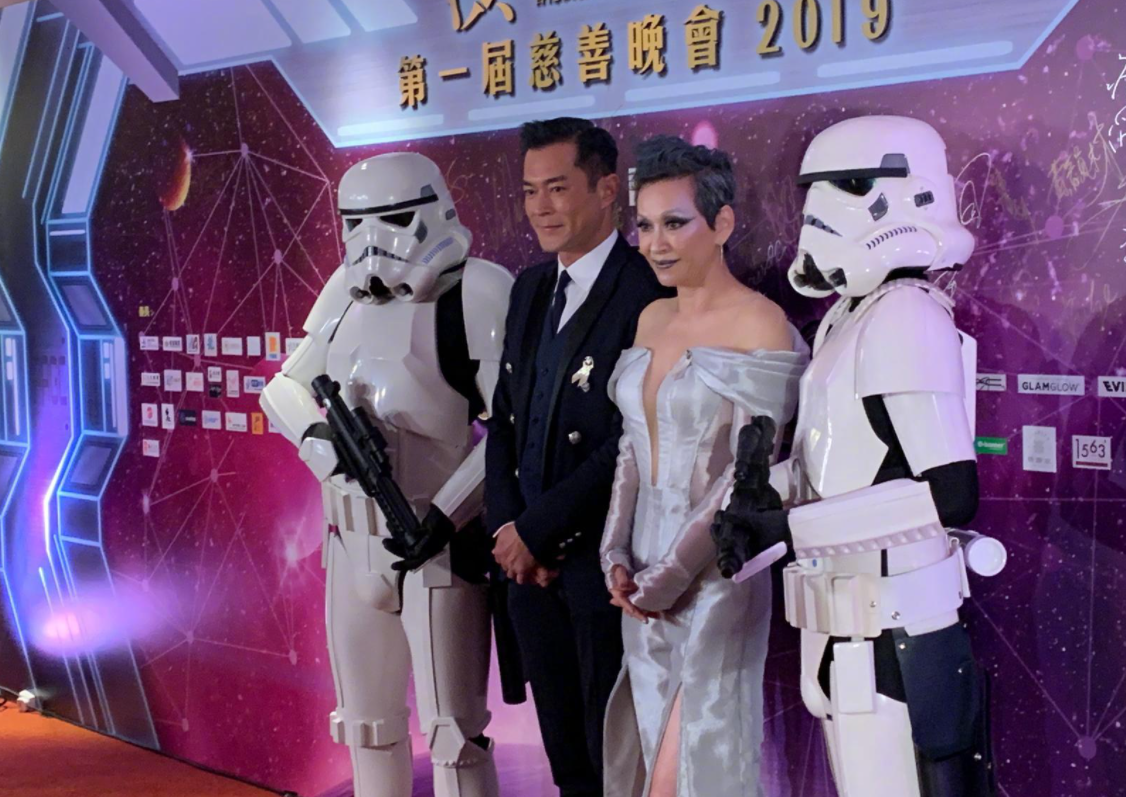 何有强|周润发的前妻余安安穿衣真胆大，穿银色开叉连体裤，展现高挑身材