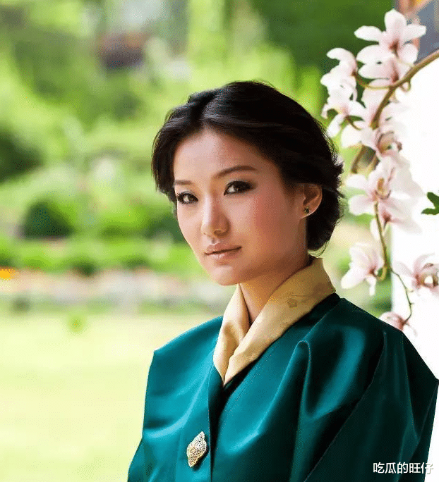 旺楚克|29岁佩玛王后出访日本，只有黄金发箍当王冠，用颜值身材撑场子