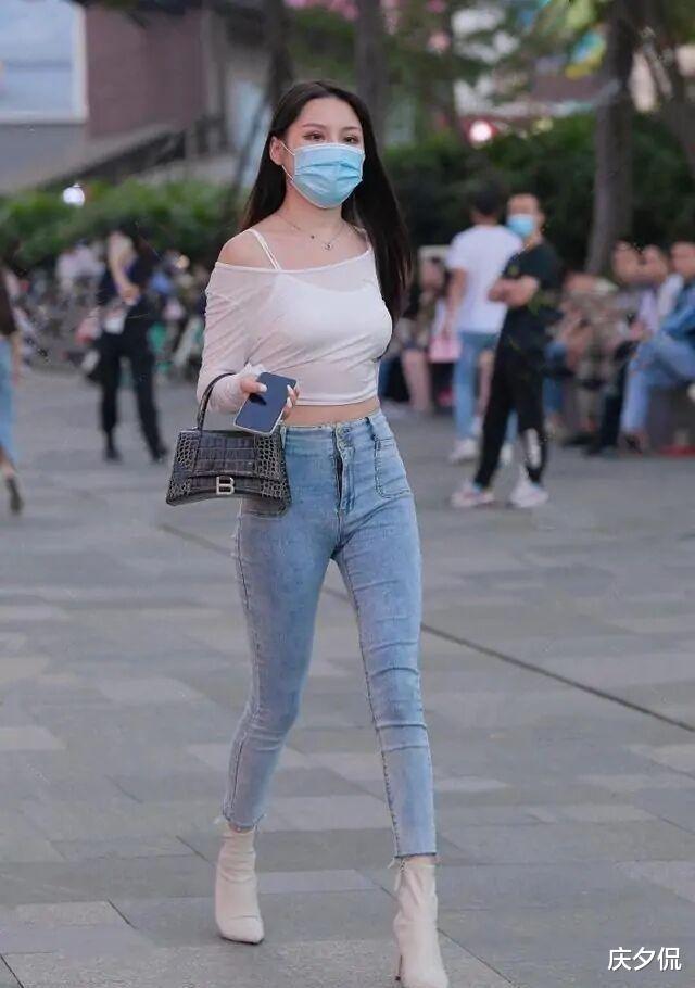 |打底裤搭配风格多变，突出轻熟女性魅力，打造时尚潮流感