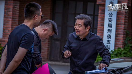 也平凡|反腐剧《也平凡》定档，张国立演绎双面反派，郑恺林峯兄弟反目