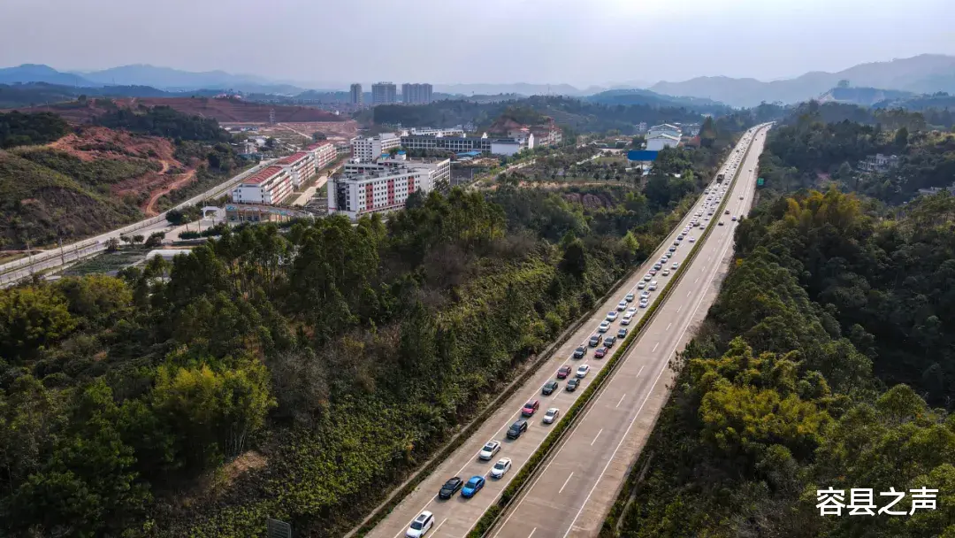 容县之声 节后返程高峰来袭，堵堵堵！广西高速上演堵车大片，从白天堵到黑夜