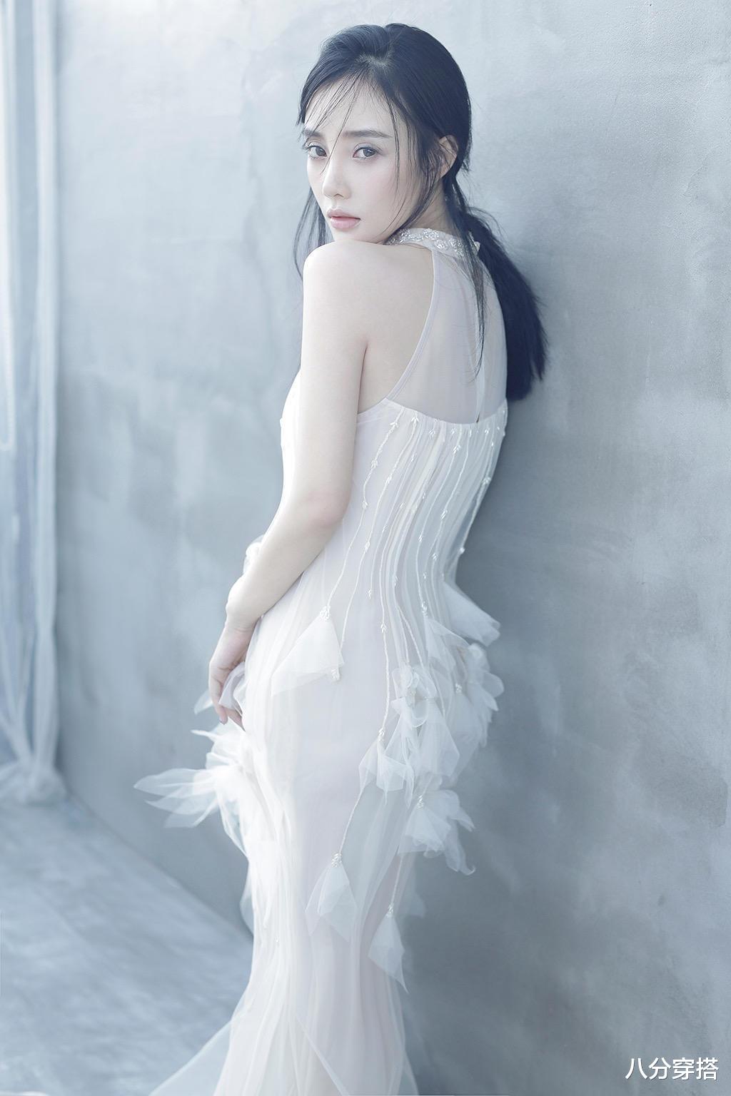 八分穿搭|李小璐真没“妈妈样”，穿蓝色薄纱裙青春靓丽，减龄温柔