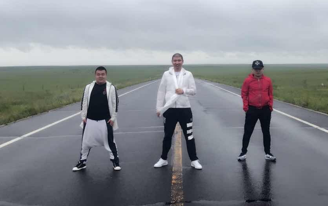 杨紫|二驴被粉丝追问何时回归，扬言“挣不挣钱无所谓”，网友：虚伪